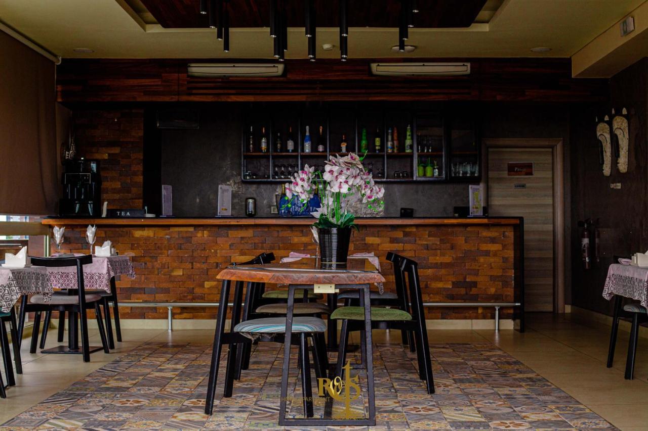 Roots Hotel Apartments Abidjan Bagian luar foto