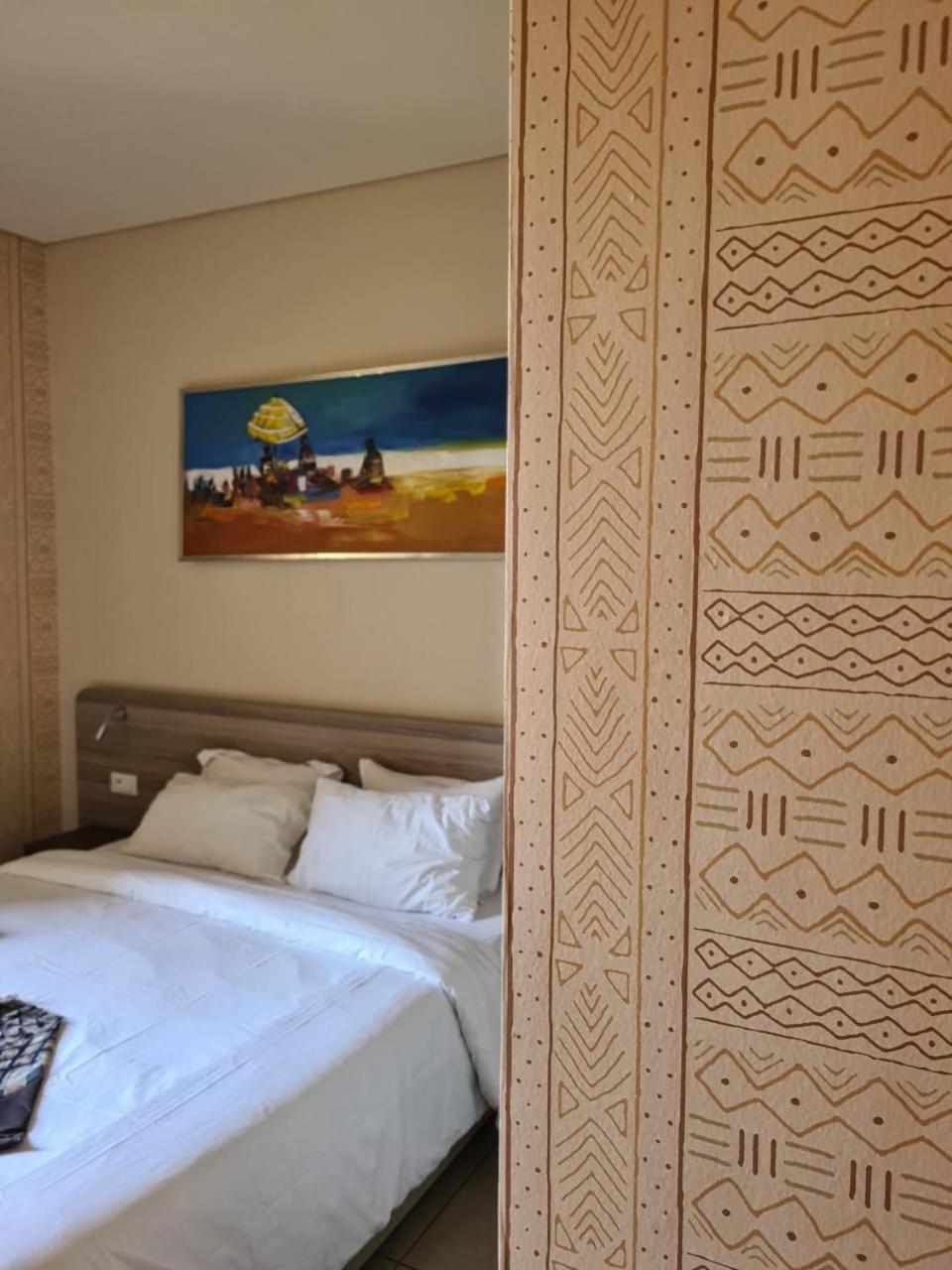 Roots Hotel Apartments Abidjan Bagian luar foto