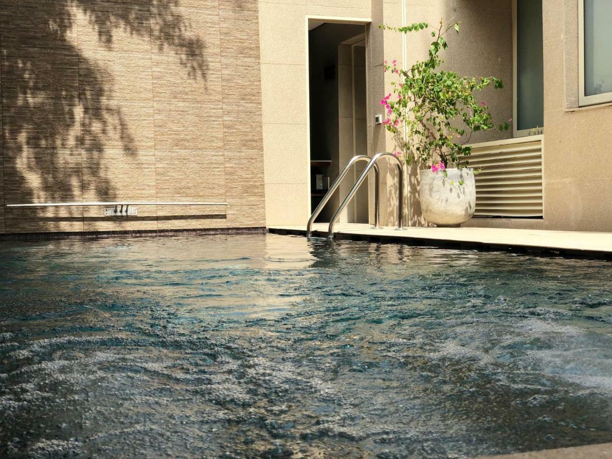 Roots Hotel Apartments Abidjan Bagian luar foto