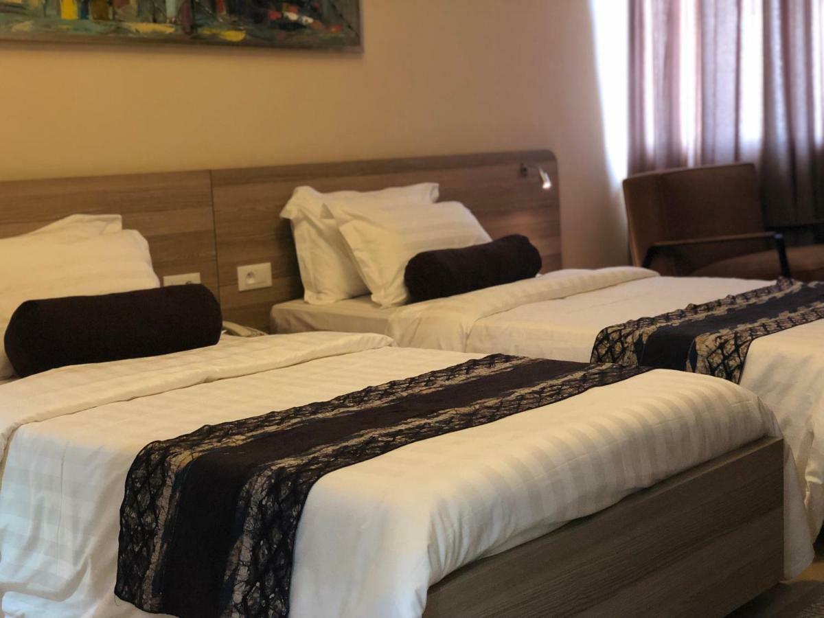 Roots Hotel Apartments Abidjan Bagian luar foto
