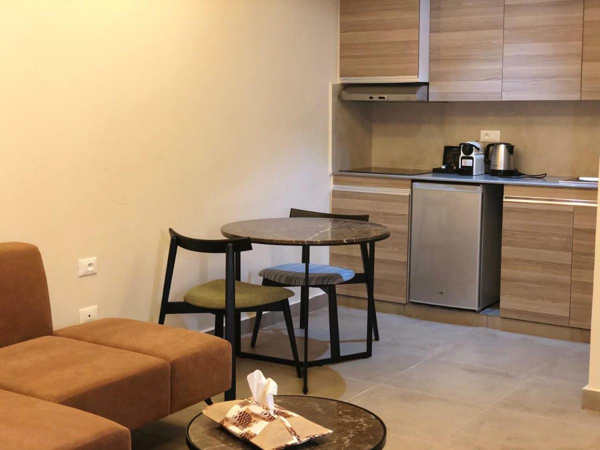 Roots Hotel Apartments Abidjan Bagian luar foto