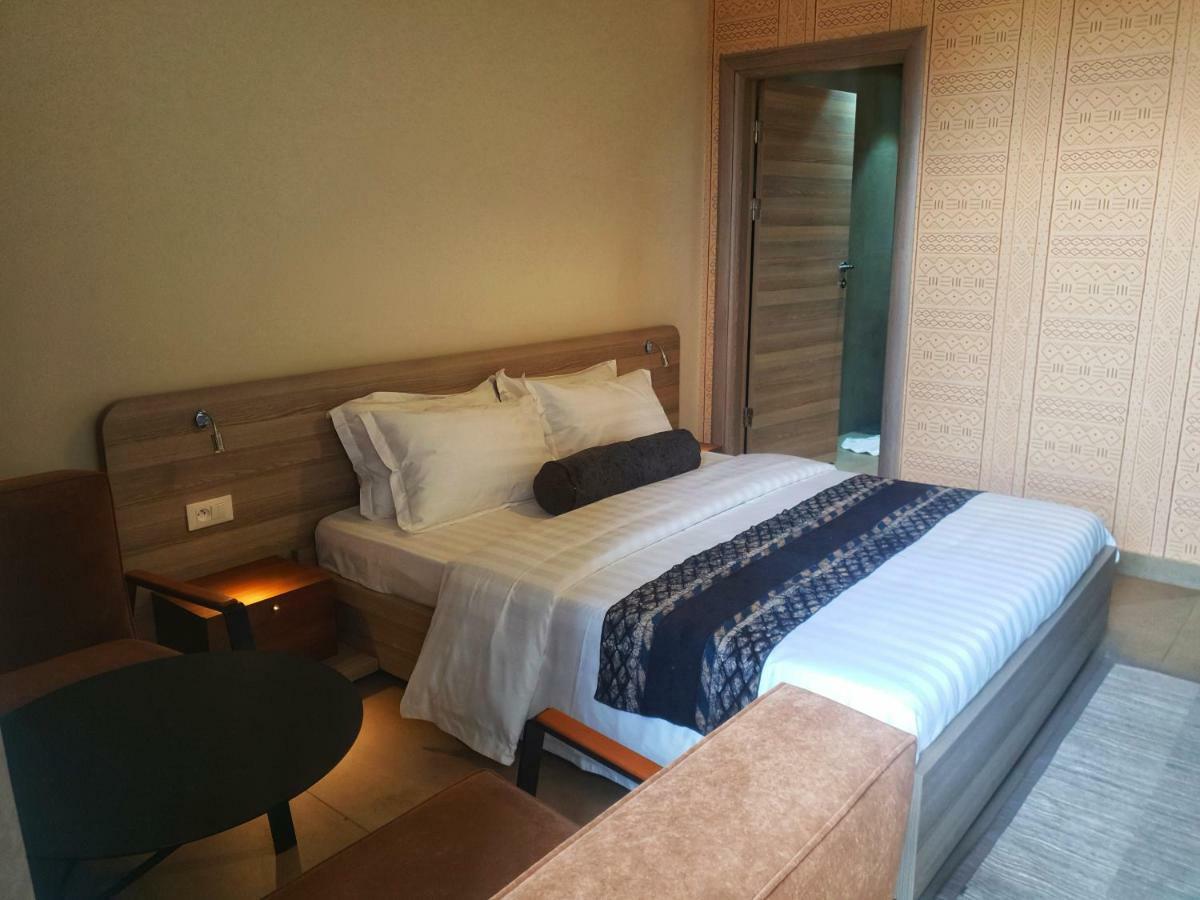 Roots Hotel Apartments Abidjan Bagian luar foto